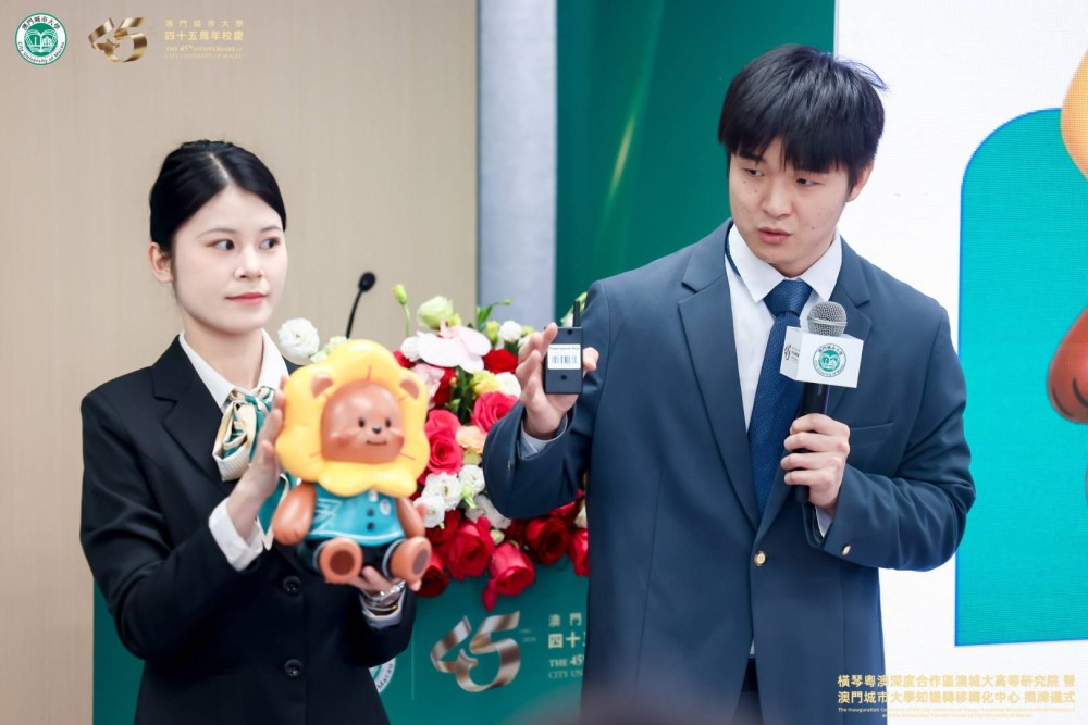 戚敏鋒助理教授介紹“熊城心”機器人